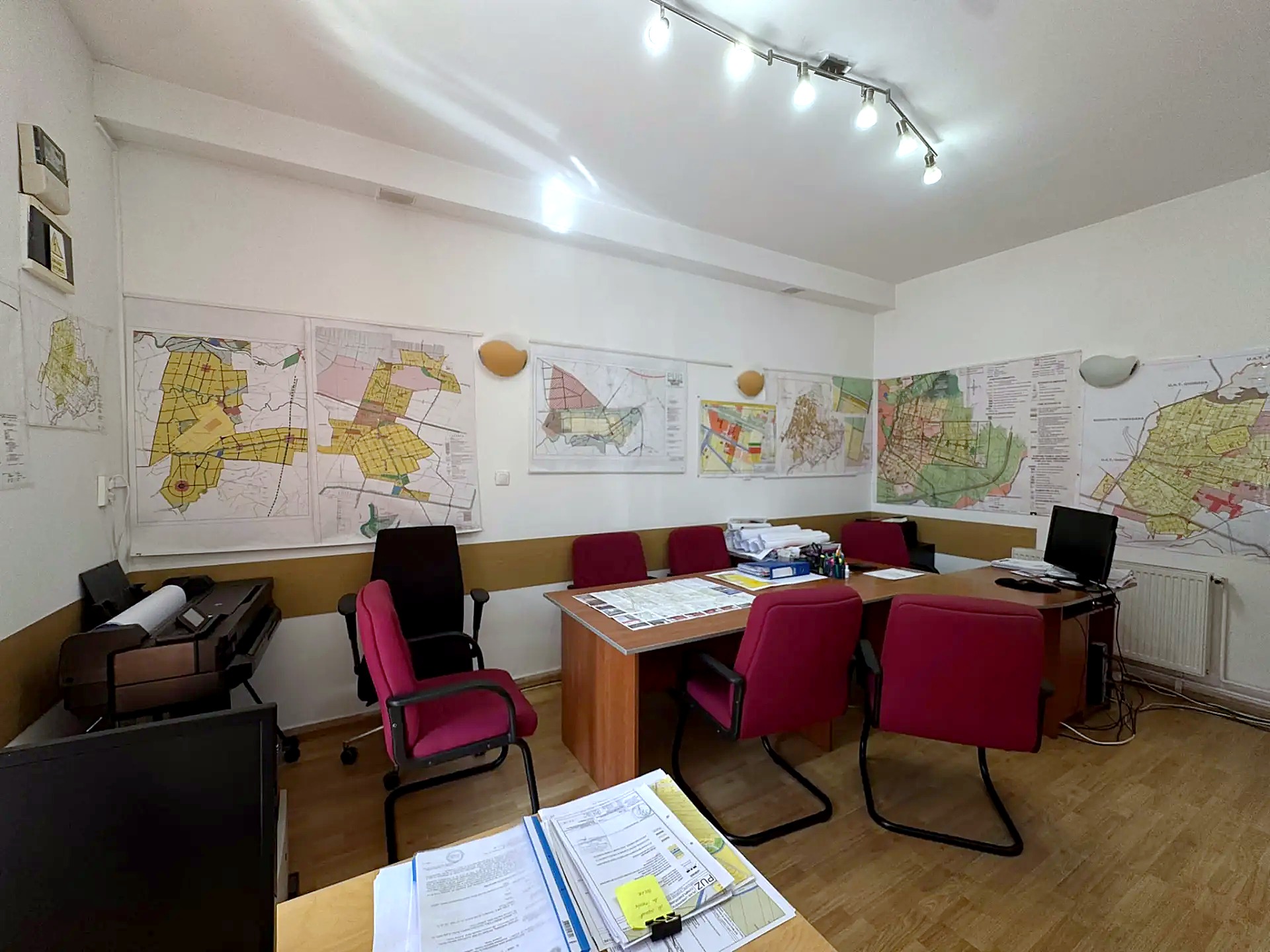 Spațiul de consultanță ImoZAV, cu planuri urbanistice și birouri de lucru
